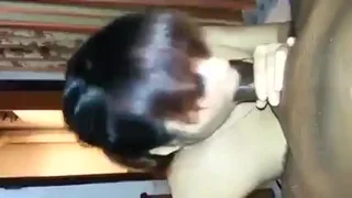 Азиатка сосет у негра и играет с его спермой